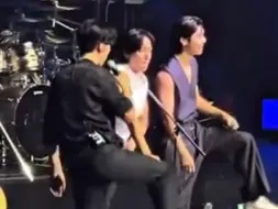 Скачать видео: 郑容和 CNBLUE#哈哈这哥为啥玩这游戏总是输…你是故意的吗??!! 他,真会撒娇…