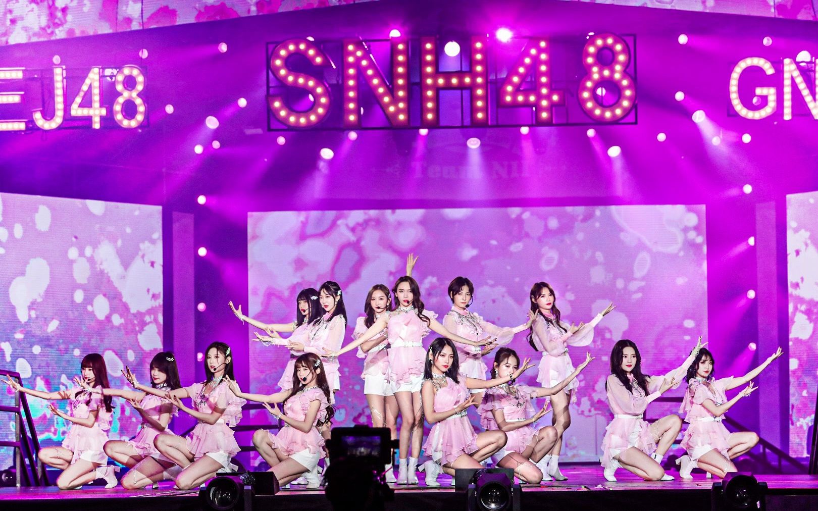 [图]SNH48-青春的花瓣 不同的理由 不同的感受 也在追寻着相同的梦 但愿我们拥有 绽放之后的笑容