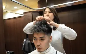 Video herunterladen: 【barbergirl】银座可爱小姐姐理发服务