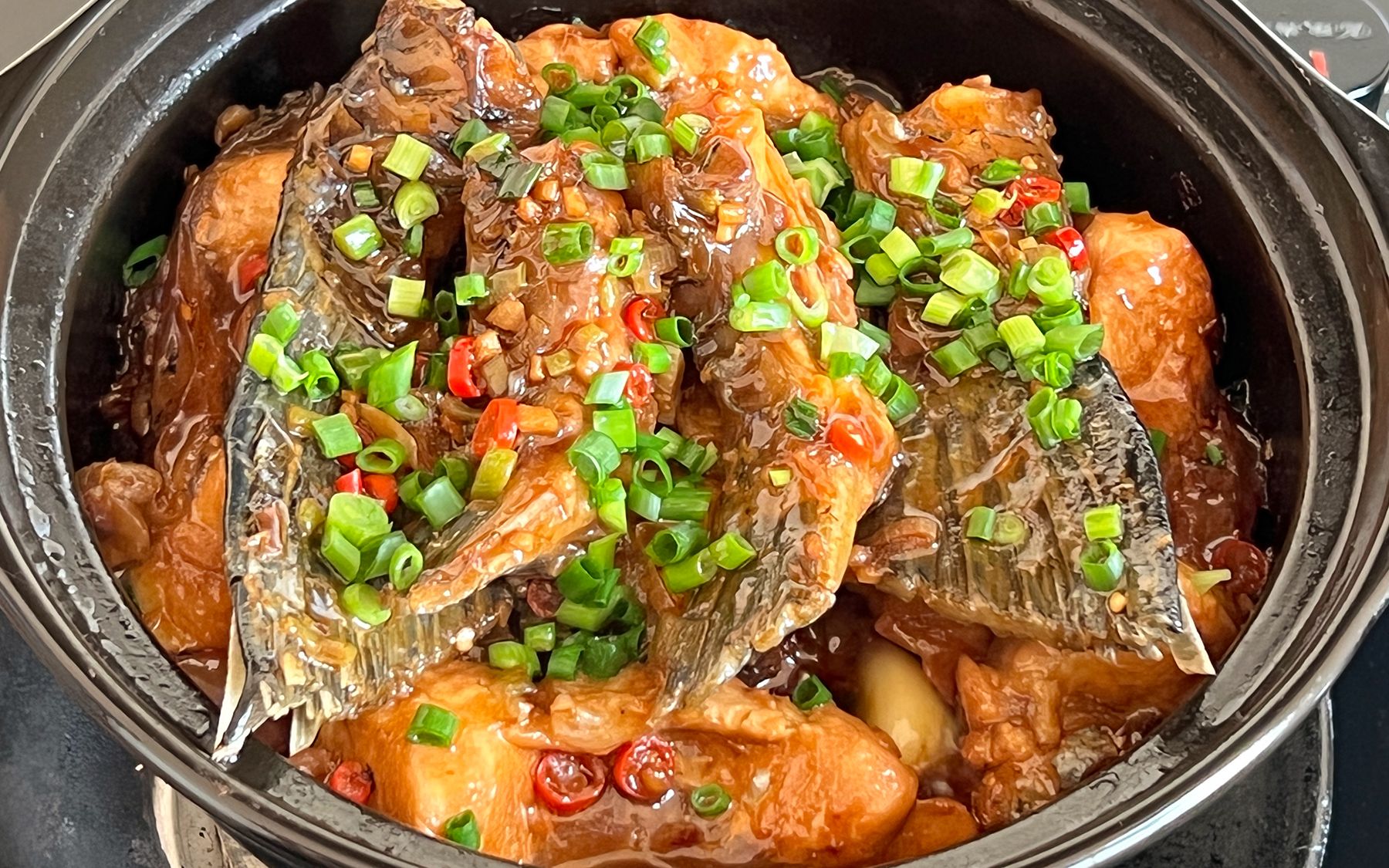 广东砂锅焗鲩鱼尾,嫩滑鲜香,一点腥味也没有,太好吃了