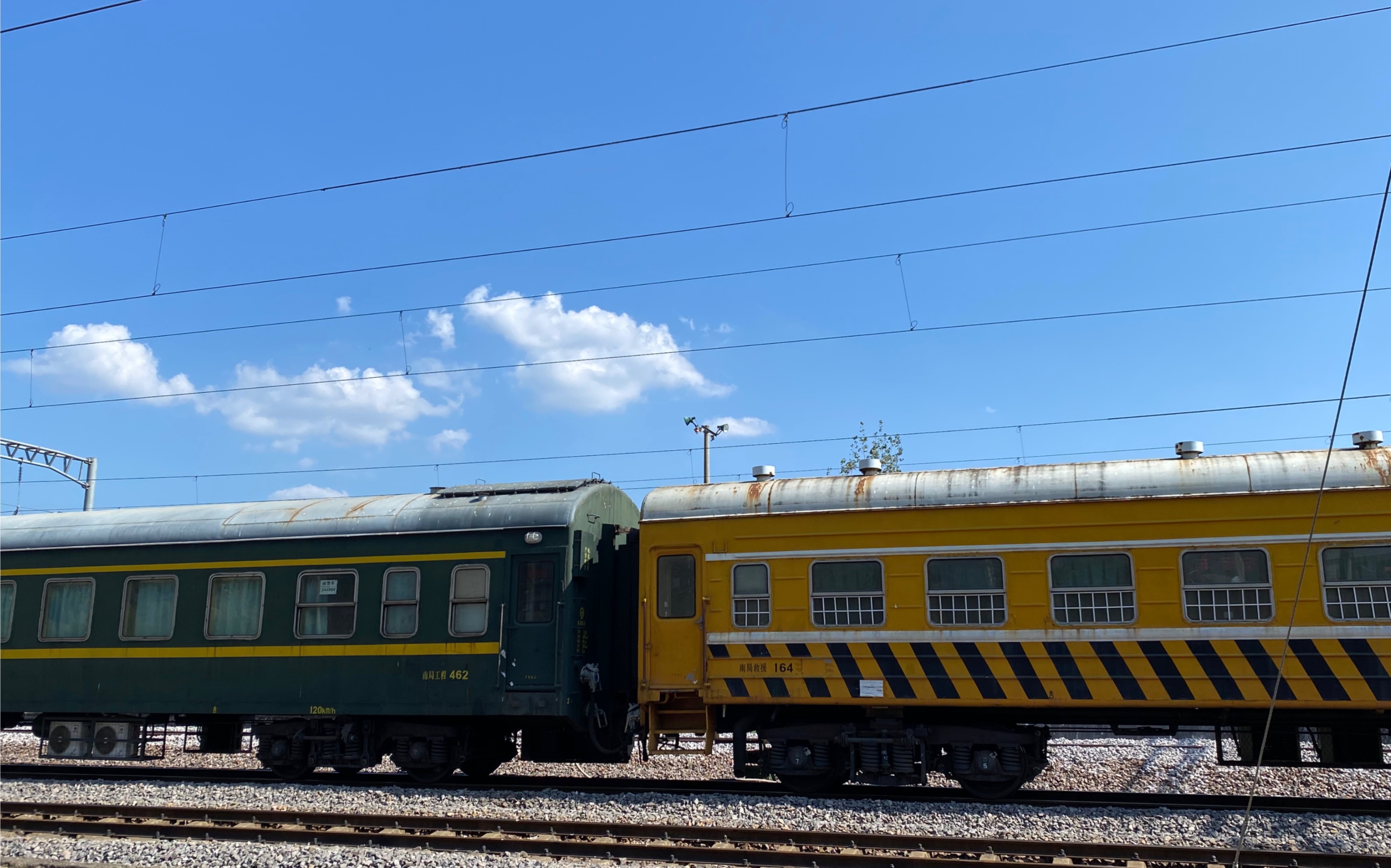 峰福货列附挂多节25b/25g车底即将驶入建溪大桥,司机友好鸣笛(内有k