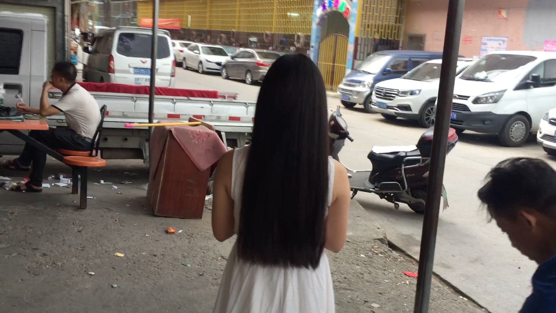 小姐姐被一刀剪成短发