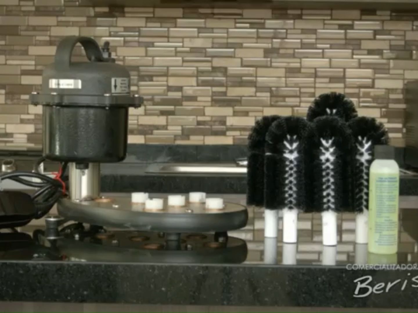 美国barmaid ss-100洗杯机 擦杯机这款玻璃杯清洗机由重型不锈钢制成