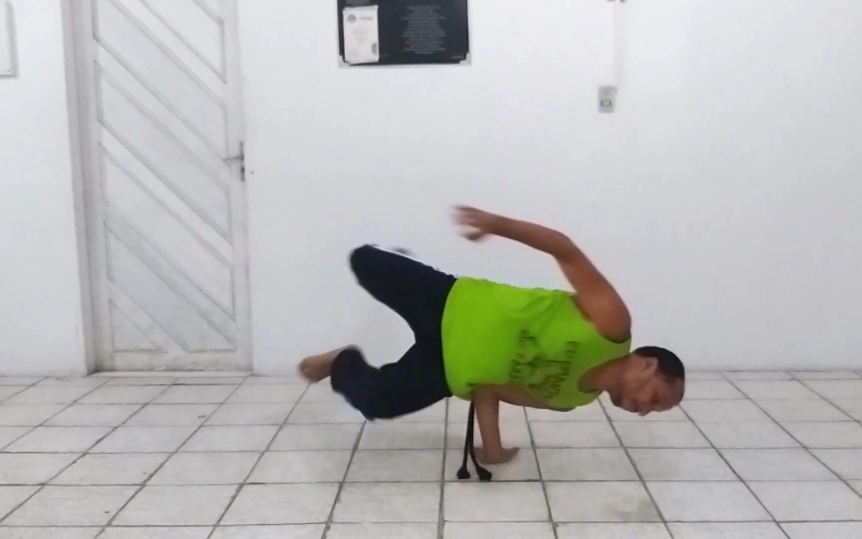 巴西战舞capoeira百大特技动作教学第009号动作时针侧转椅子旋转