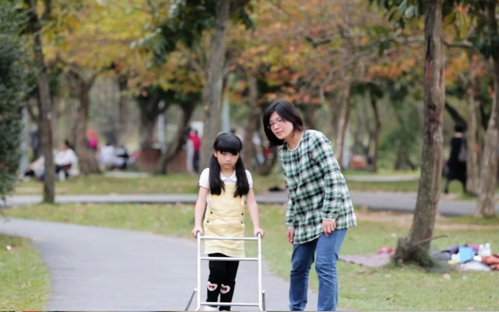 [图]残疾儿童走路慢遭歧视，坏阿姨全程黑脸大骂，路人看了都心疼