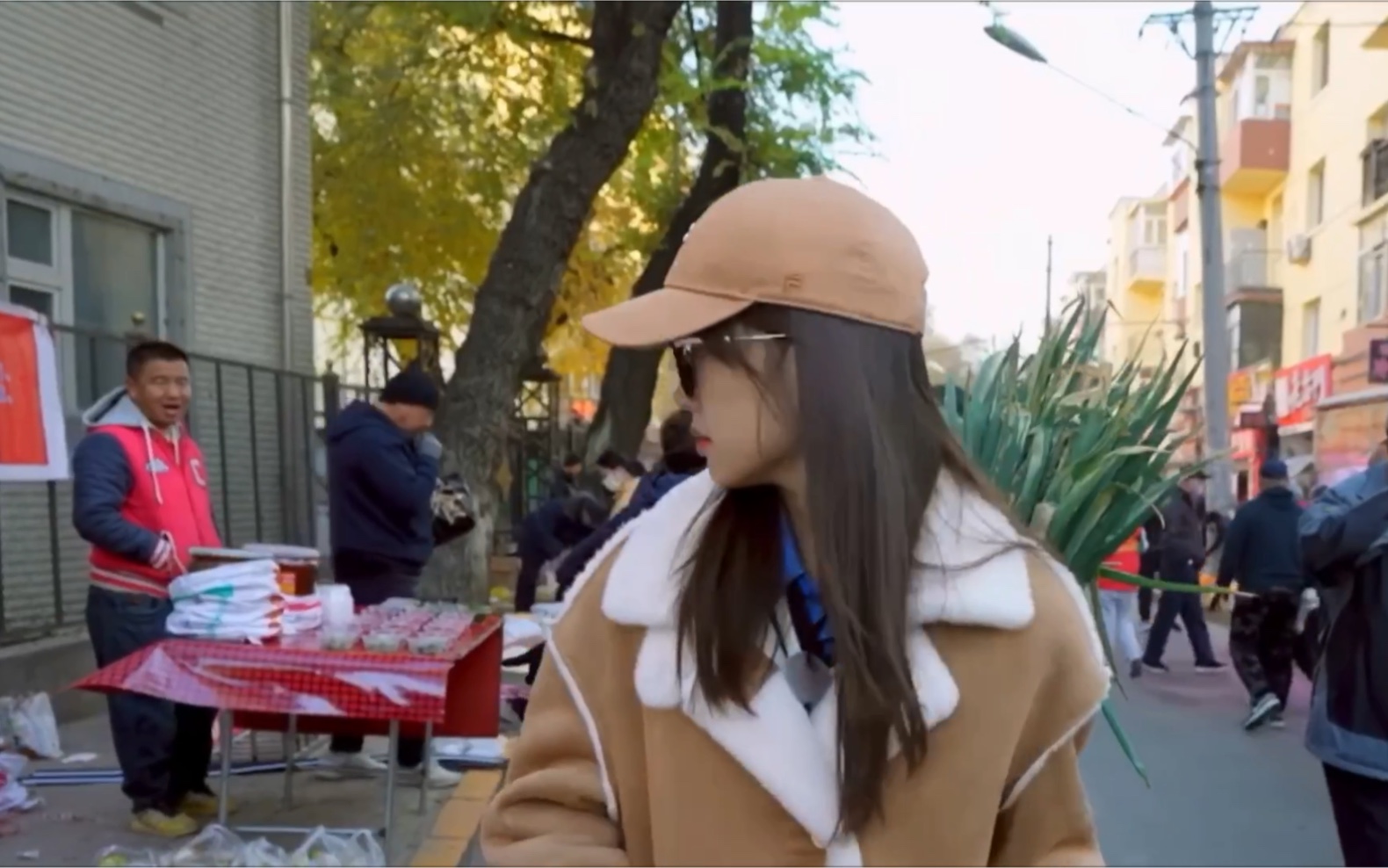 问:侧颜王冰冰在看谁呢?哈哈哈