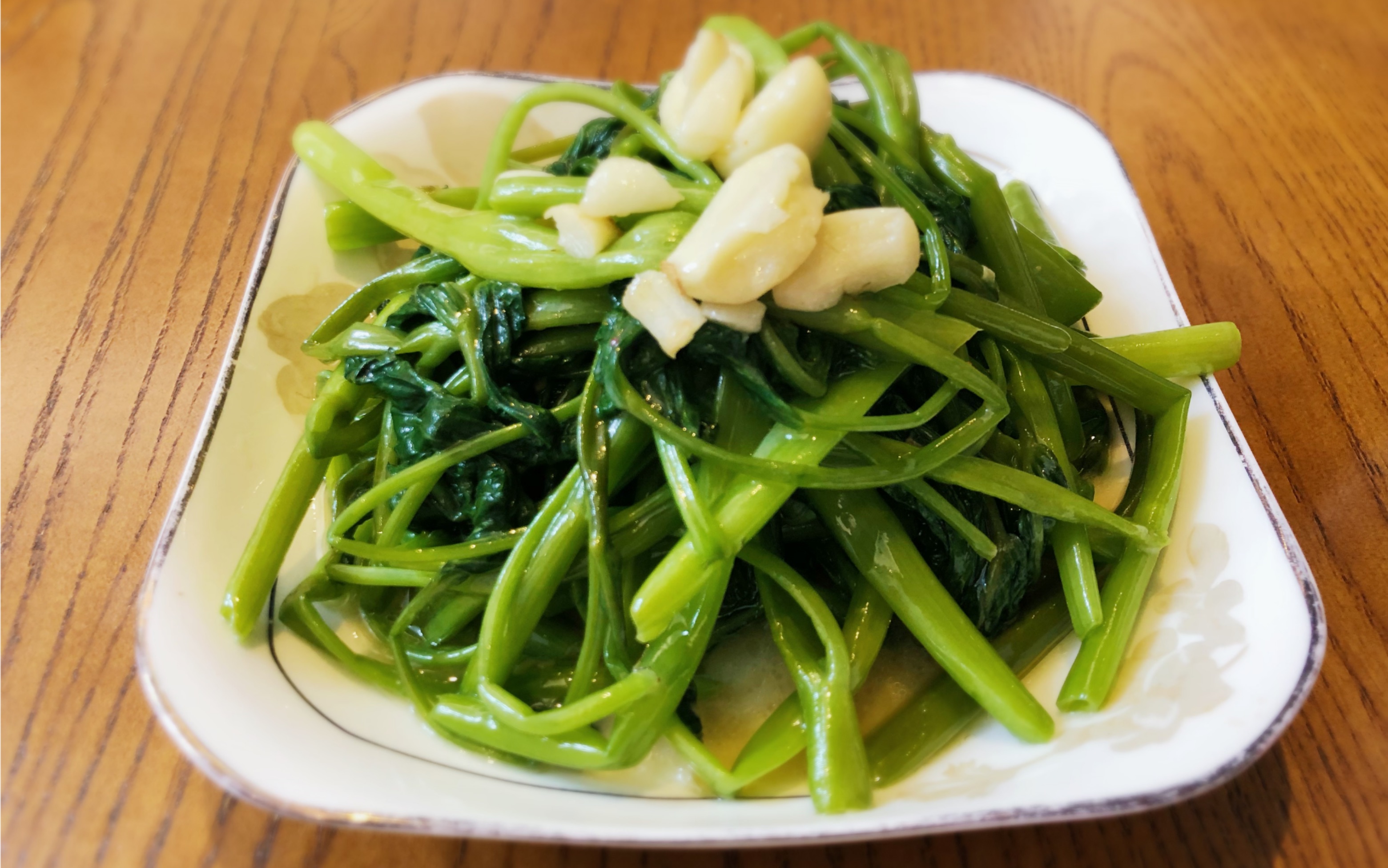 腐乳空心菜,鲜亮翠绿,清新爽口,味道独特,好吃!