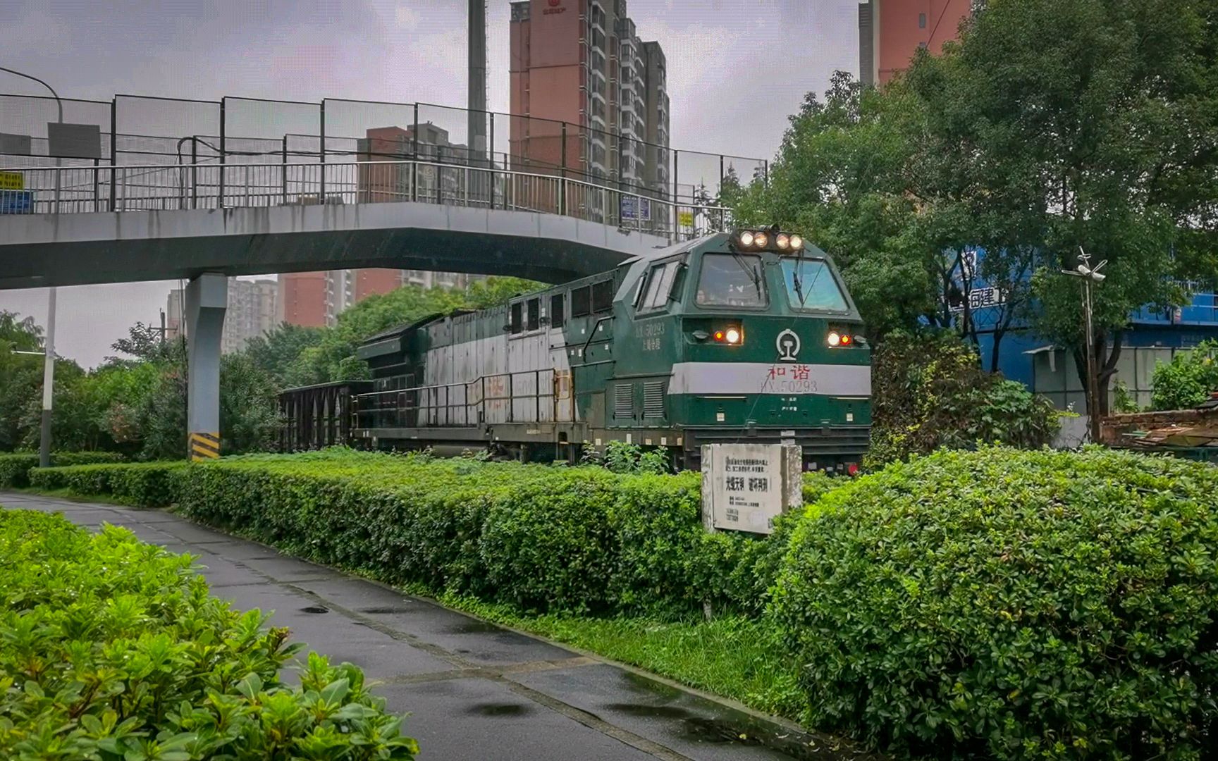 上局合段hxn5内燃机车0293号机牵引货列下行通过宁芜铁路小行道口