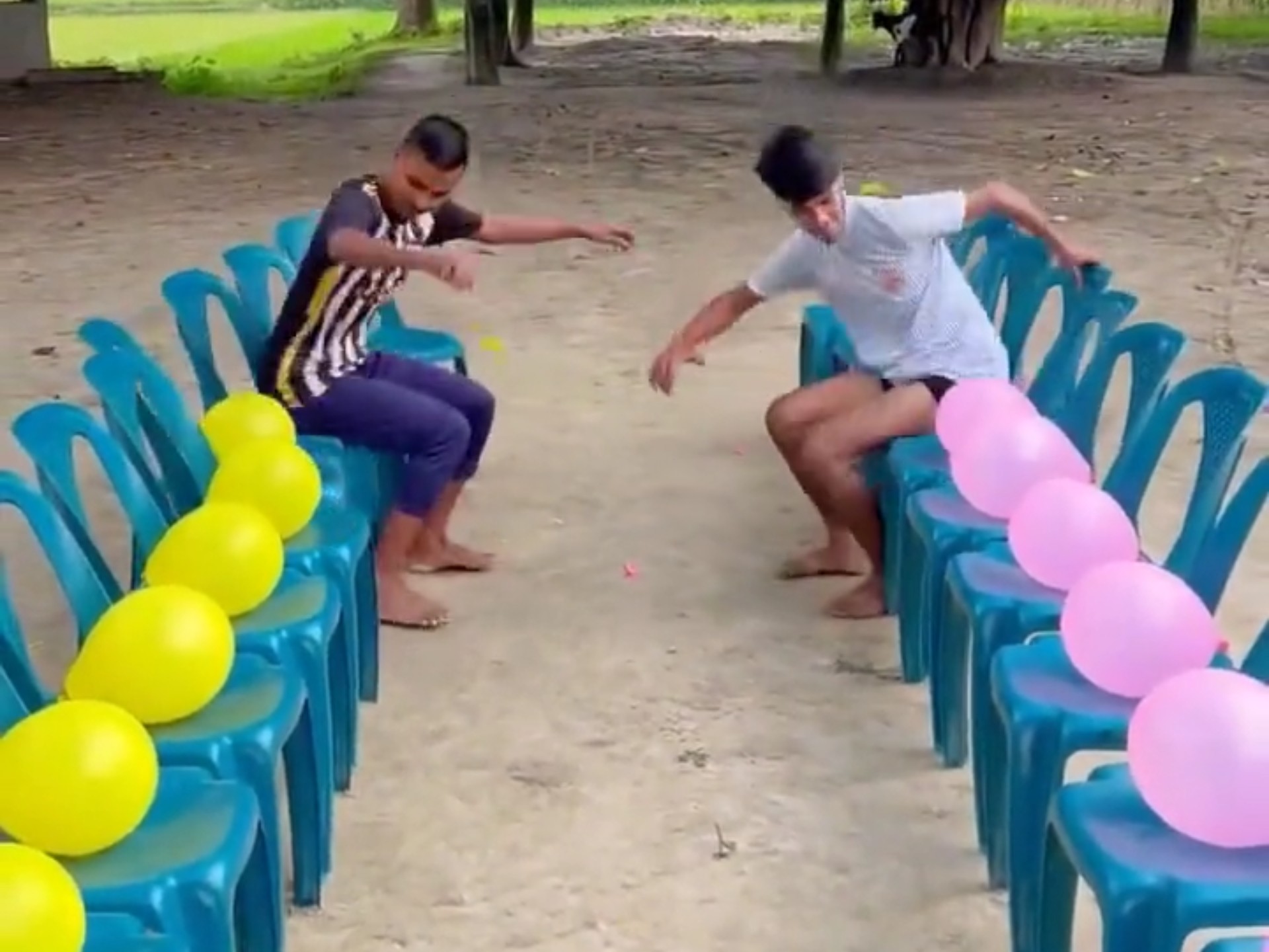 ☝🤓印度阿三用屁股坐爆气球的场面你见过吗,赢了还送花生油⚡