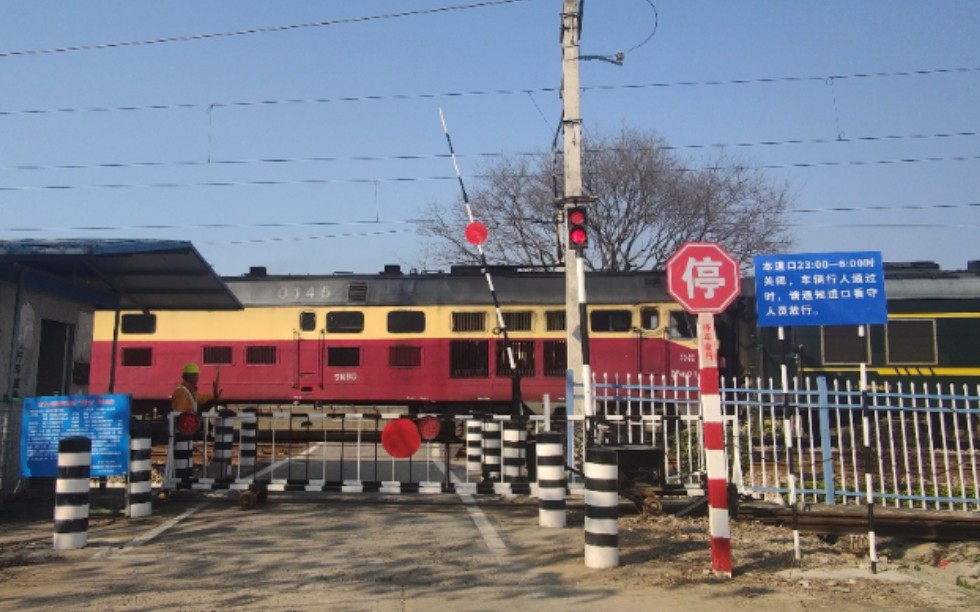 【中国铁路】最后一班由内燃机牵引的k2385次列车通过某道口
