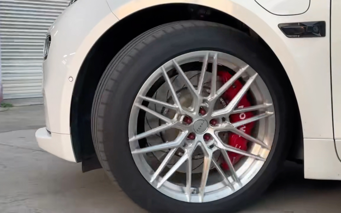 极氪001升级21寸定制拉丝银锻造轮毂