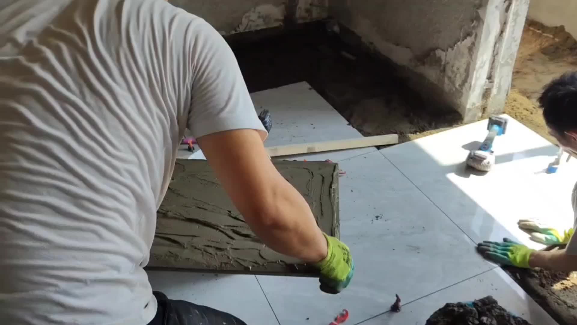 旧房改造,地面铺贴瓷砖施工现场