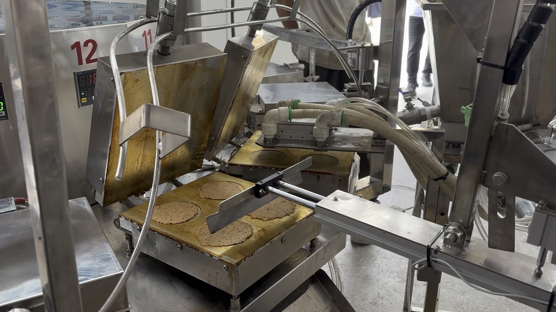 香酥可口的养胃焦饼机器,全自动鸡内金焦饼机