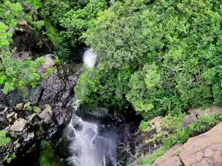 济南三山峪村,壮观的滴水崖瀑布哔哩哔哩bilibili