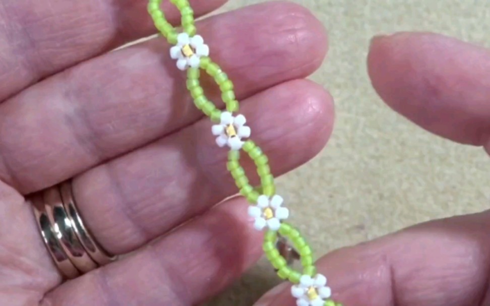 【手工串珠教程】米珠,可爱 清新三色米珠花朵手链,详细教程