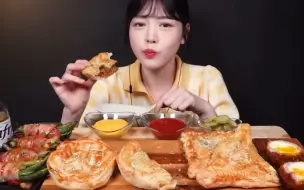 Download Video: 【搬运】230625 | BOKI欧尼mukbang 酥脆的肉馅饼＋苏格兰鸡蛋＋培根绿豆＋啤酒