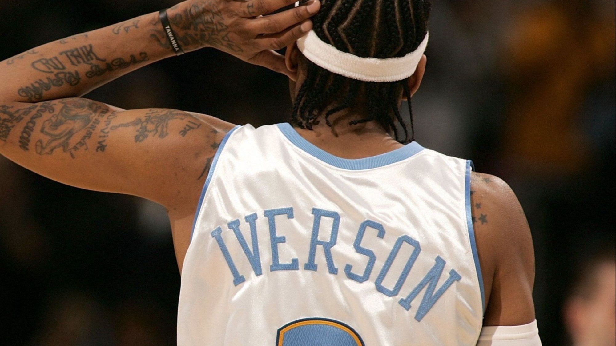 他首次将嘻哈文化带入nba,却逼出了史上最强着装令#艾弗森 #阿伦