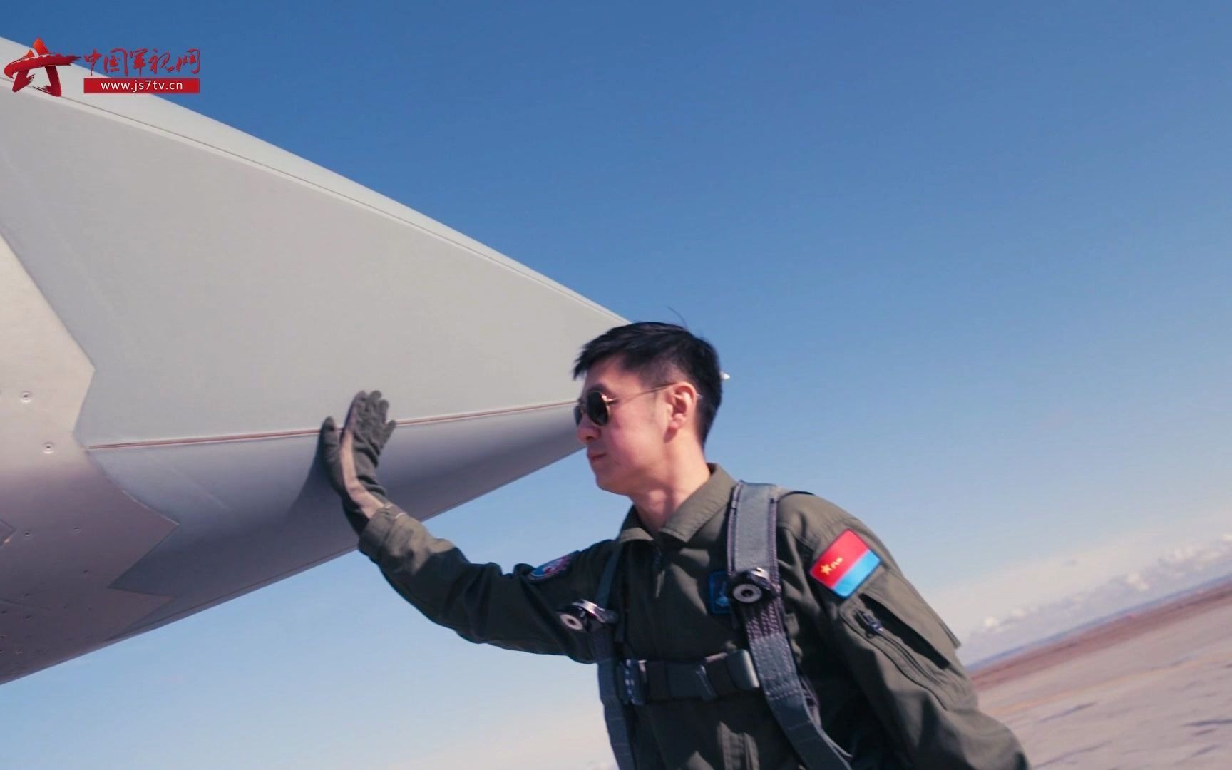 穿越时空 歼-20飞行员陈浏致敬战斗英雄刘玉堤