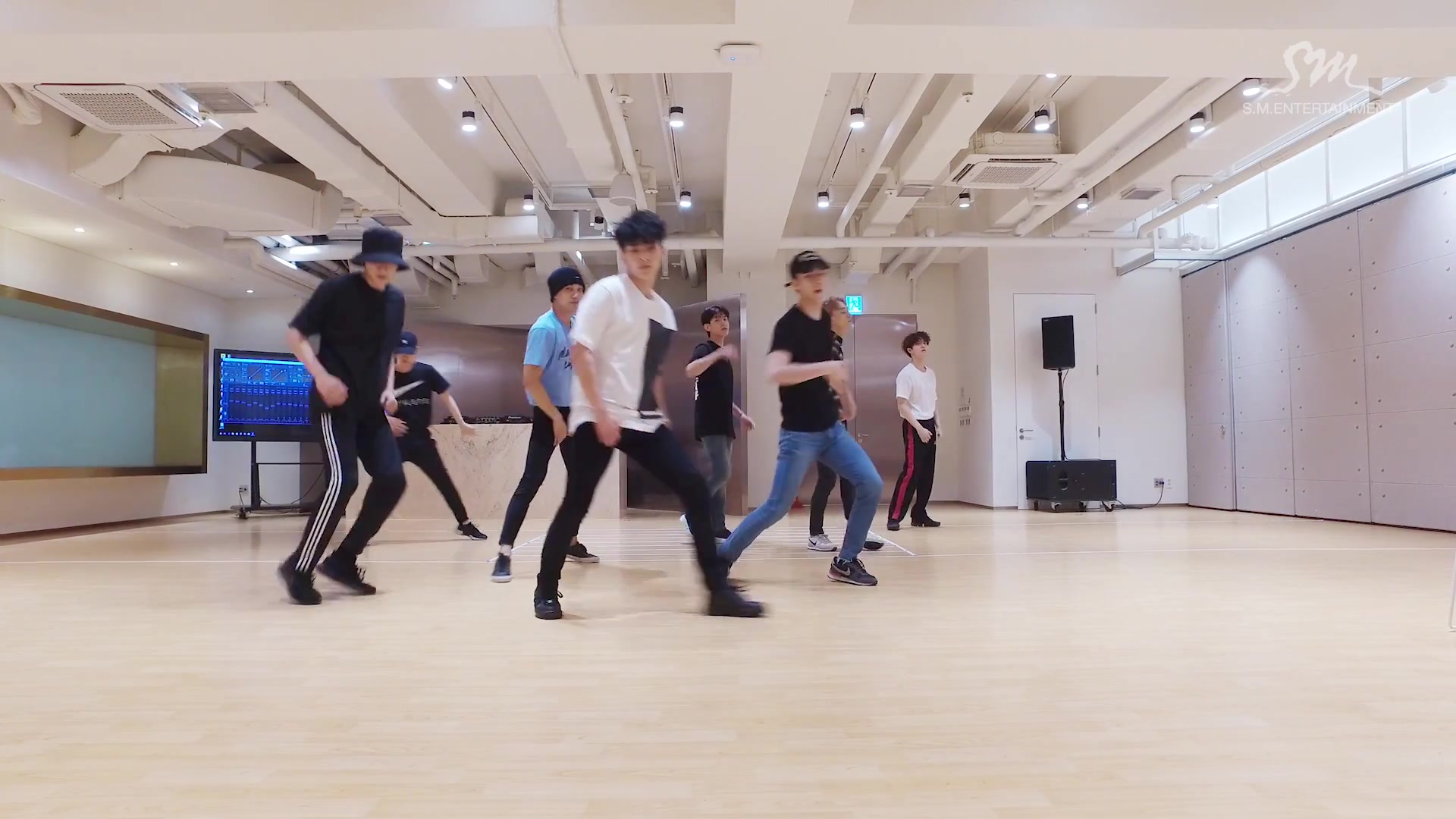 exo穿着牛仔裤跳(前夜(the eve)_正式练习室dance practice ver.