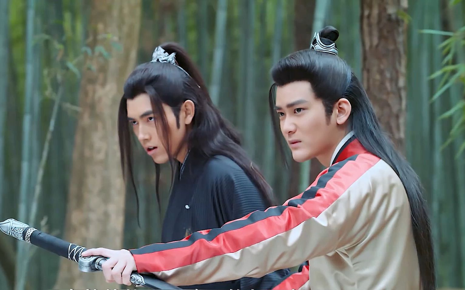 师父竟拉着徒弟跳崖!