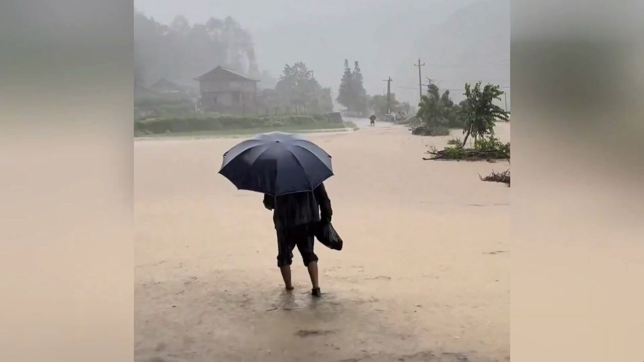 湖南现特大暴雨!一夜醒来水深及腰,怀化 通道 岳阳接连遭殃,回乡创业青年遇水灾一夜返贫,地没了家也没了,想哭哭不出来,熟悉的村庄变孤岛,到处...