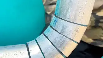 我瞪大眼睛不敢相信，坚硬如铁的不锈钢管，焊工也能直接拐90度弯