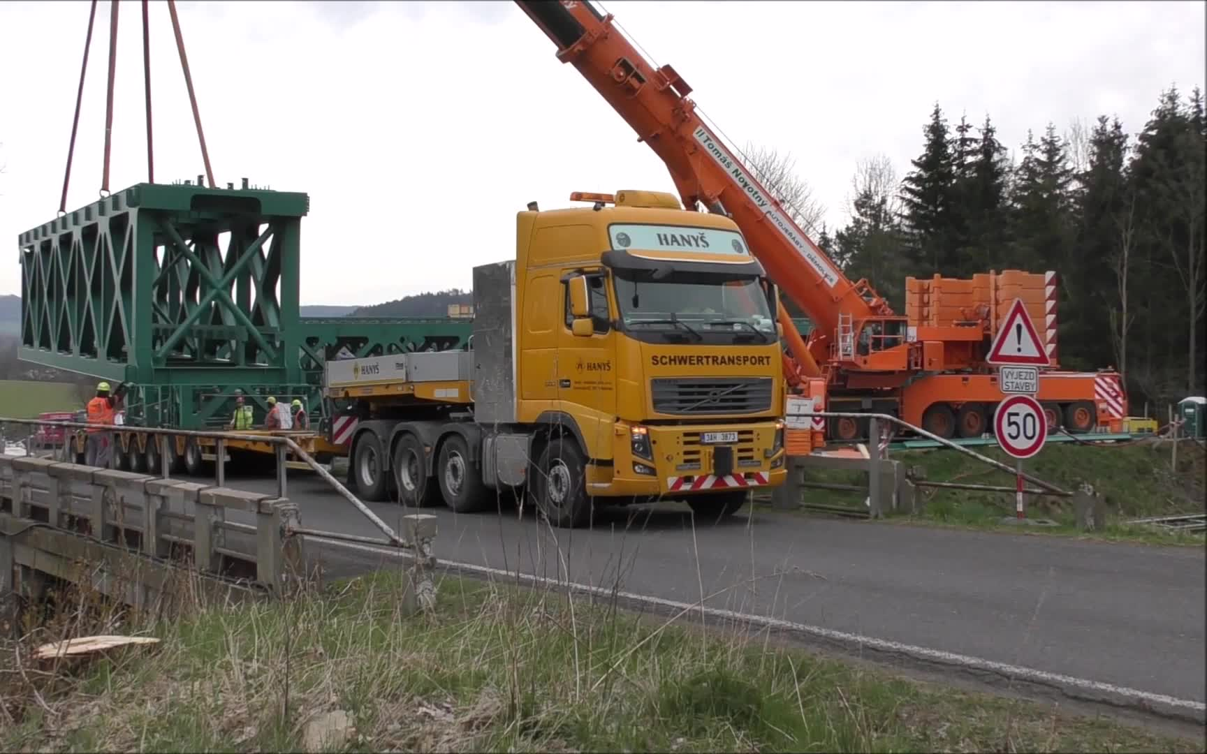 【起重机】特雷克斯德马格ac700起重机吊装铁路桥梁部件_哔哩哔哩