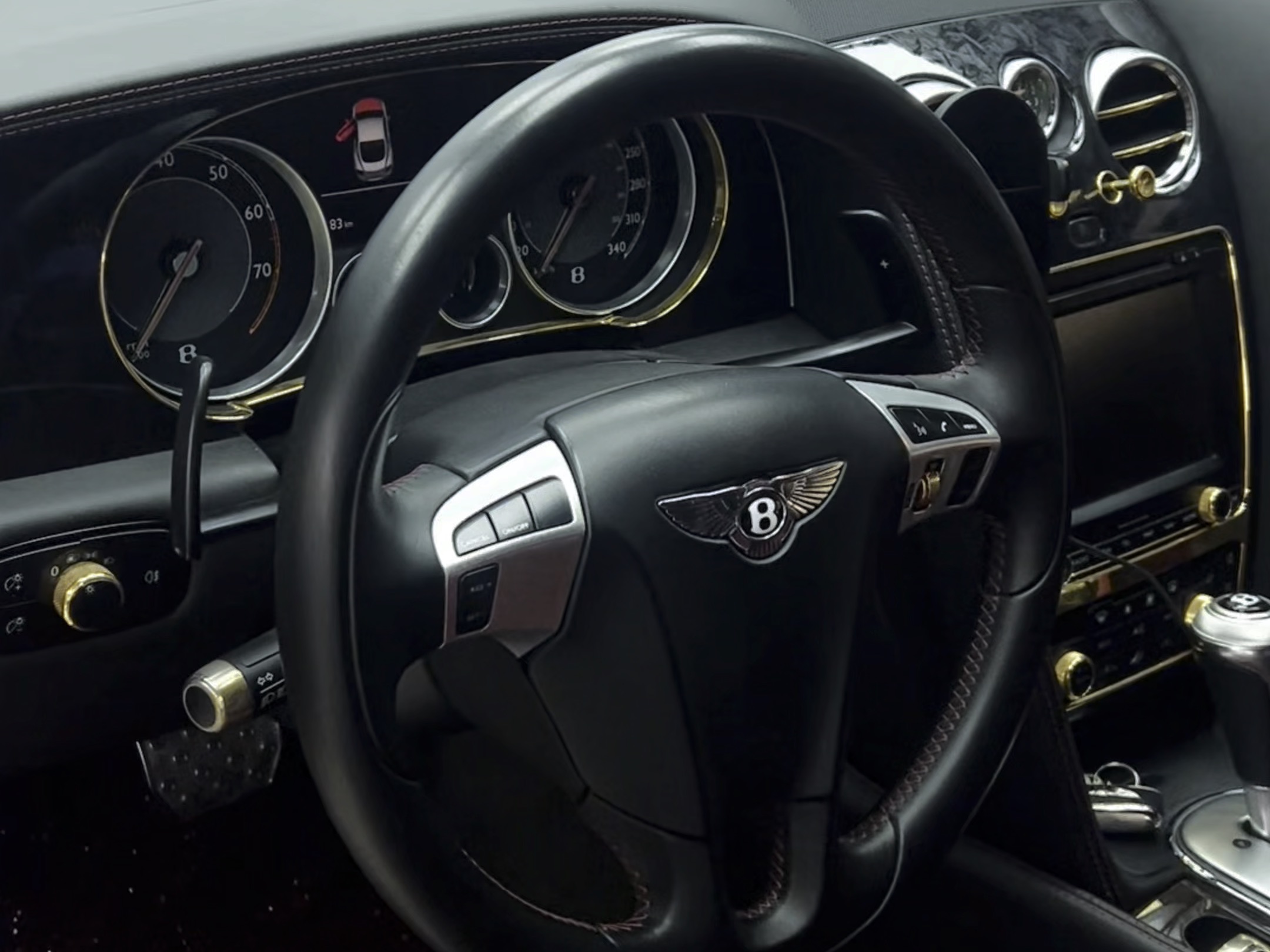 宾利欧陆老车整备一番,主要解决车身后备箱低音共振异响 ,还你一个