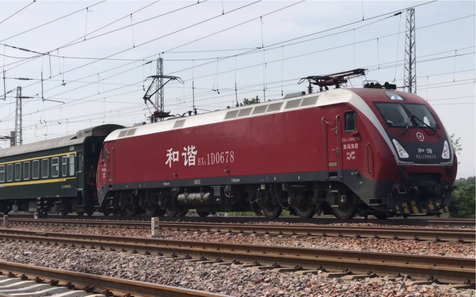 鸣笛 新月 客车6906次hxd1d 0678 25g 通过修武站