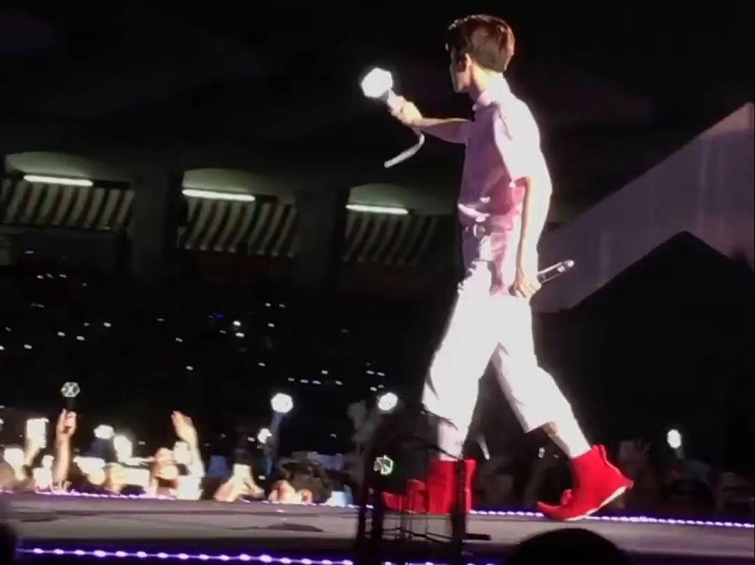 【金俊勉】FANCAM 170318 EXOrDium In Malaysia Girl X Friend (SUHO focus) 𐟒“𐟒“哔哩哔哩bilibili