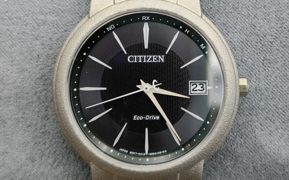 西铁城钛合金光动能电波表