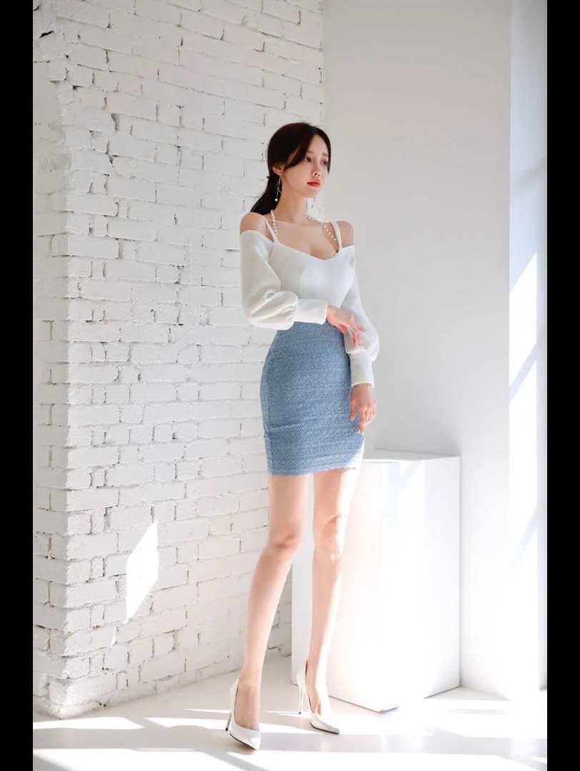 孙允珠,白嫩抹胸吊带上衣搭配超短包臀裙
