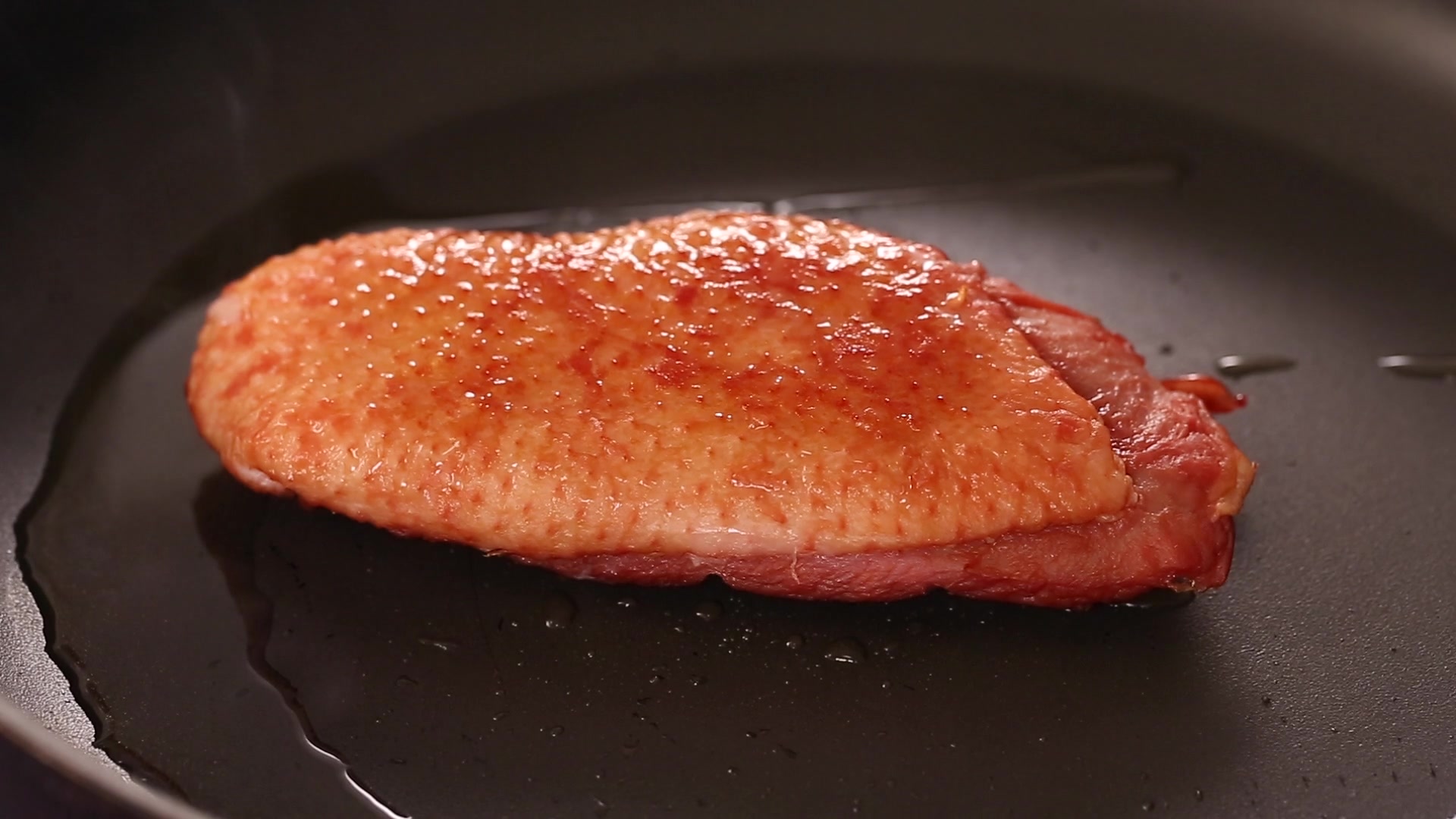 烟熏鸭脯作红酒醉雪梨