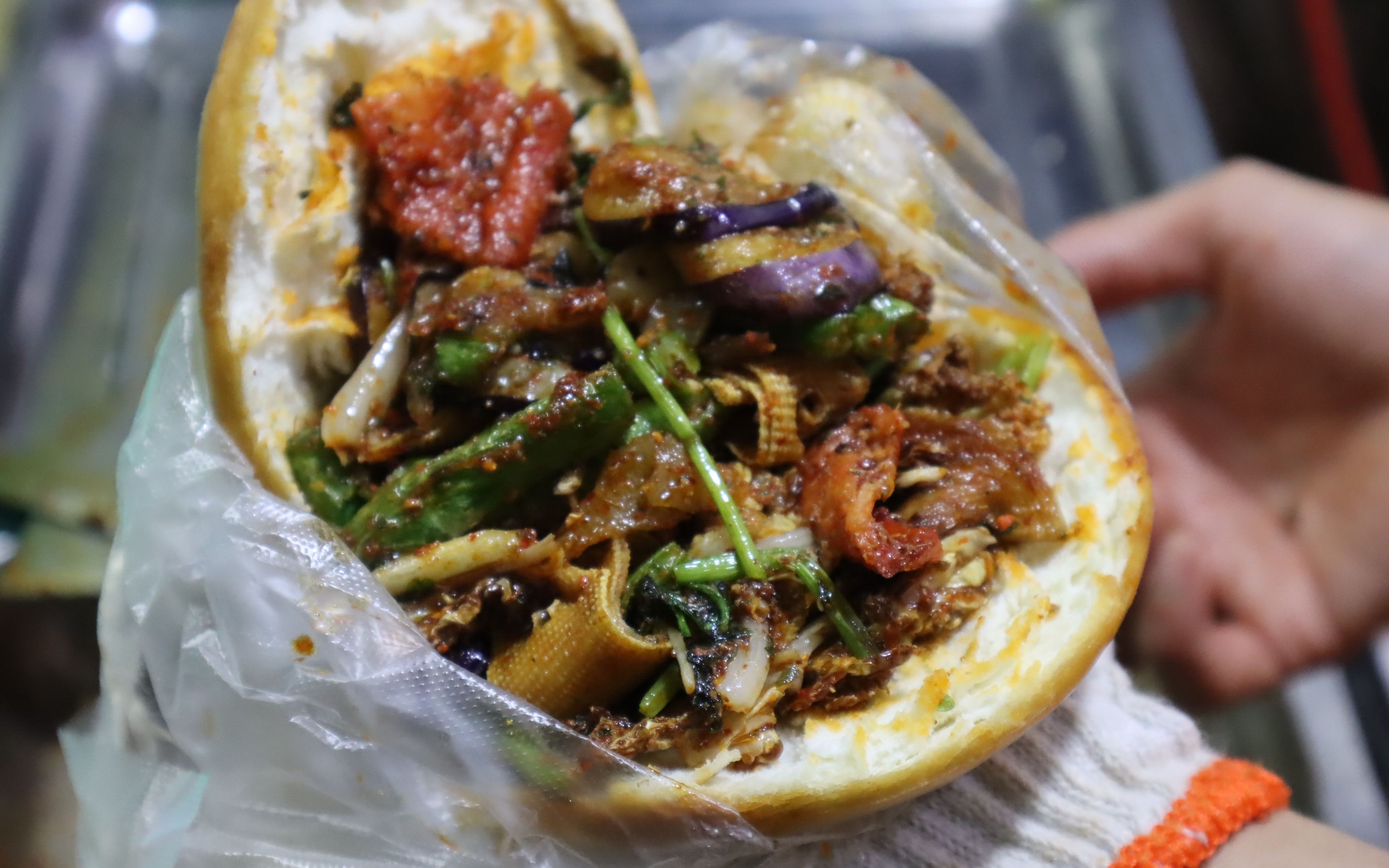 西安小巷子里的炸串夹馍,夹成汉堡包只要10块钱,涂上辣椒酱绝了_哔哩