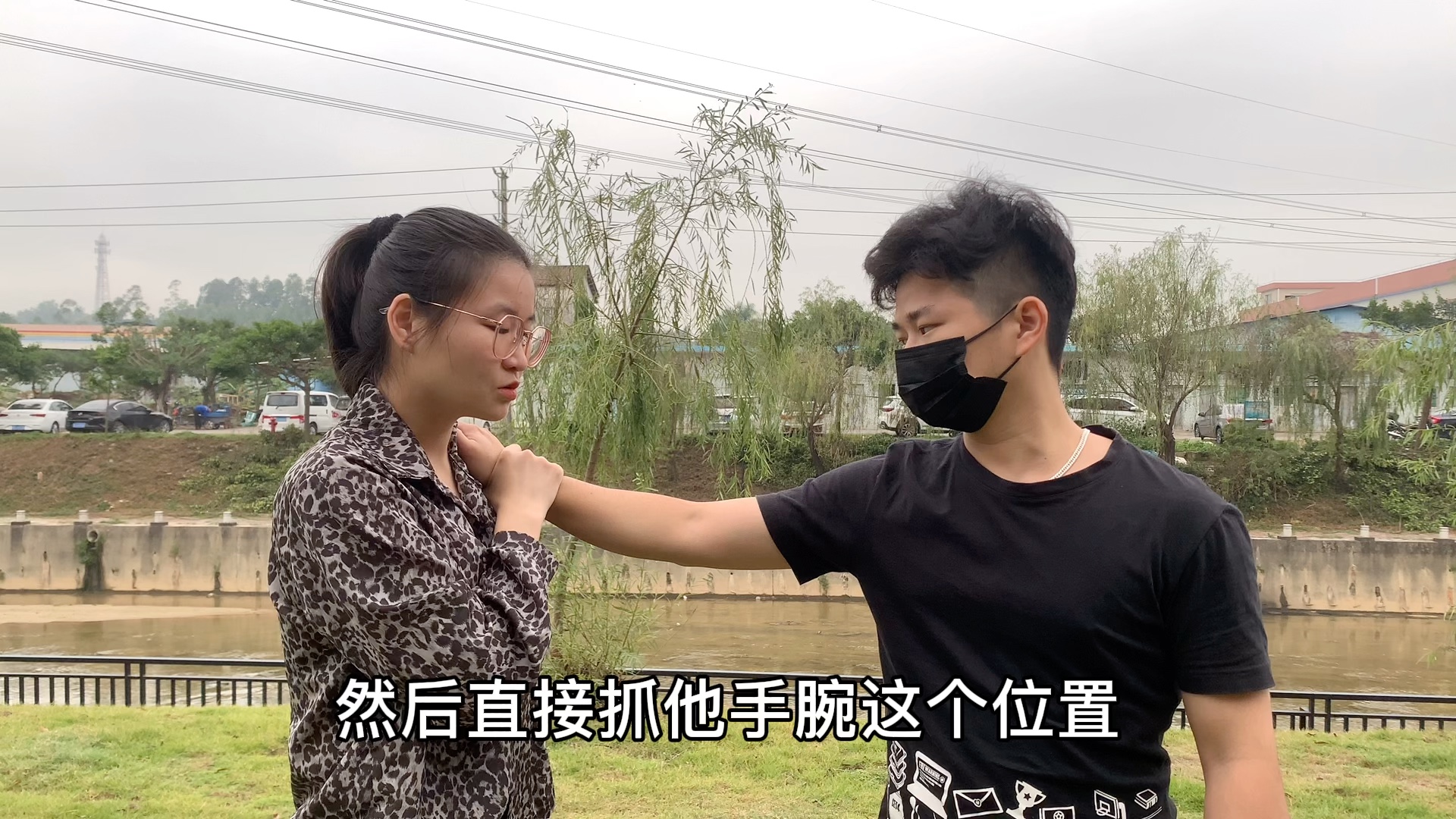 街头散步时被推搡被抓衣服该怎么办看我一招制服你