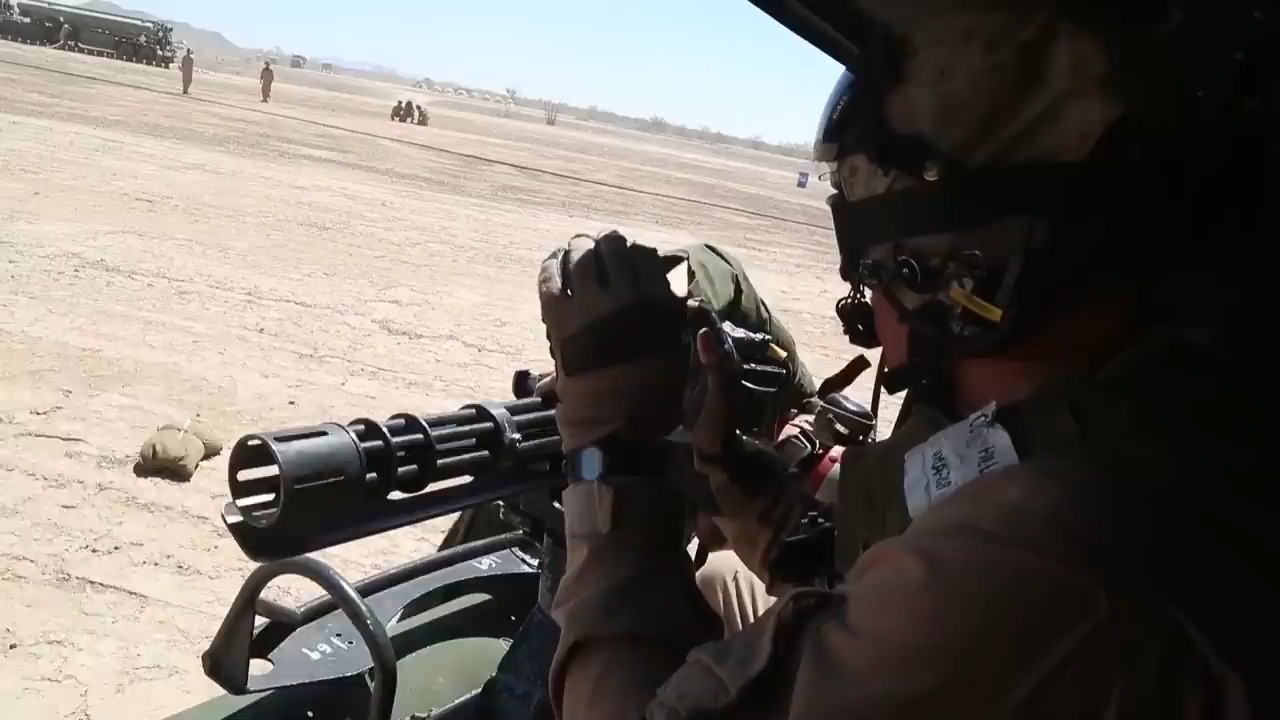 海军陆战队操作机载加特林机枪疯狂扫射目标