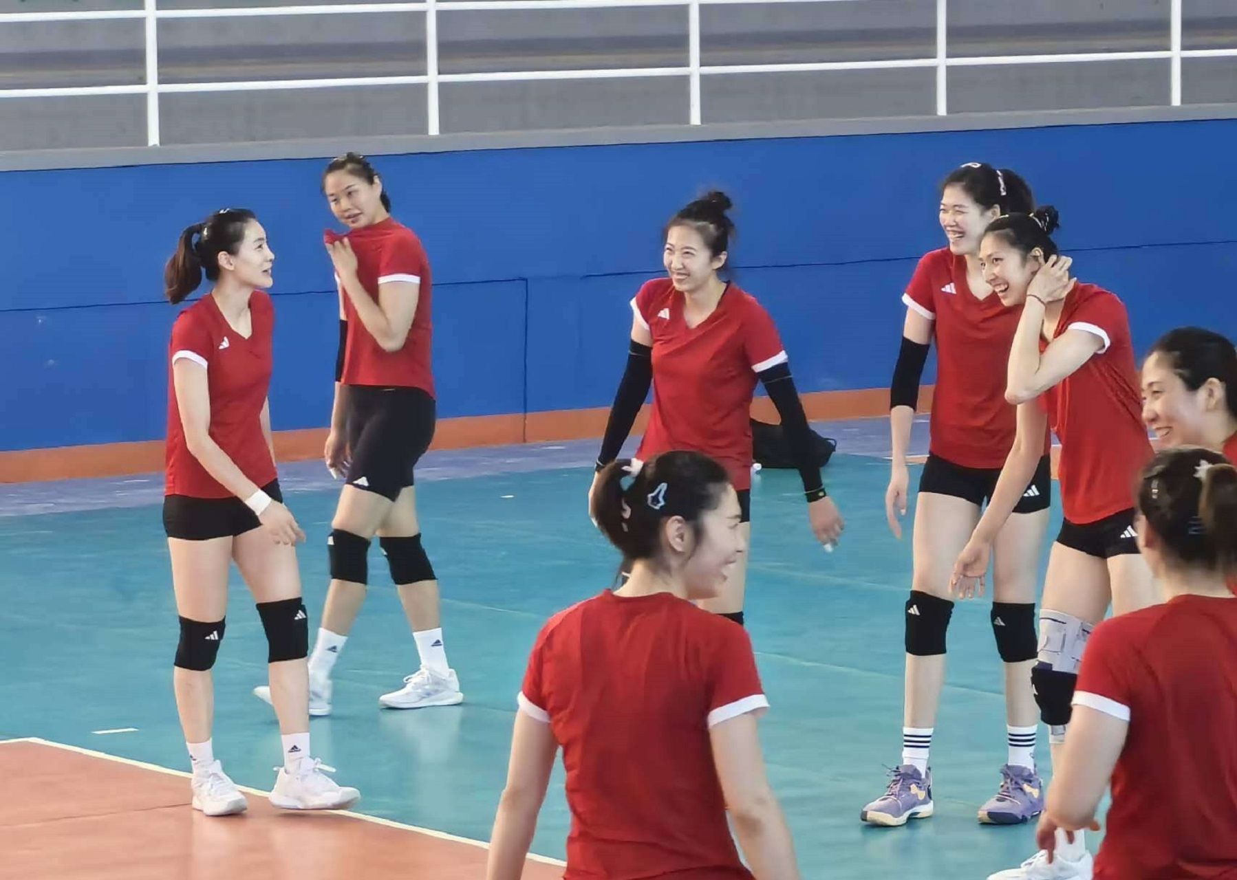 中国女排与巴西热身赛结果闹乌龙,"奶塔"塔伊萨上线透露巴西3-2获胜