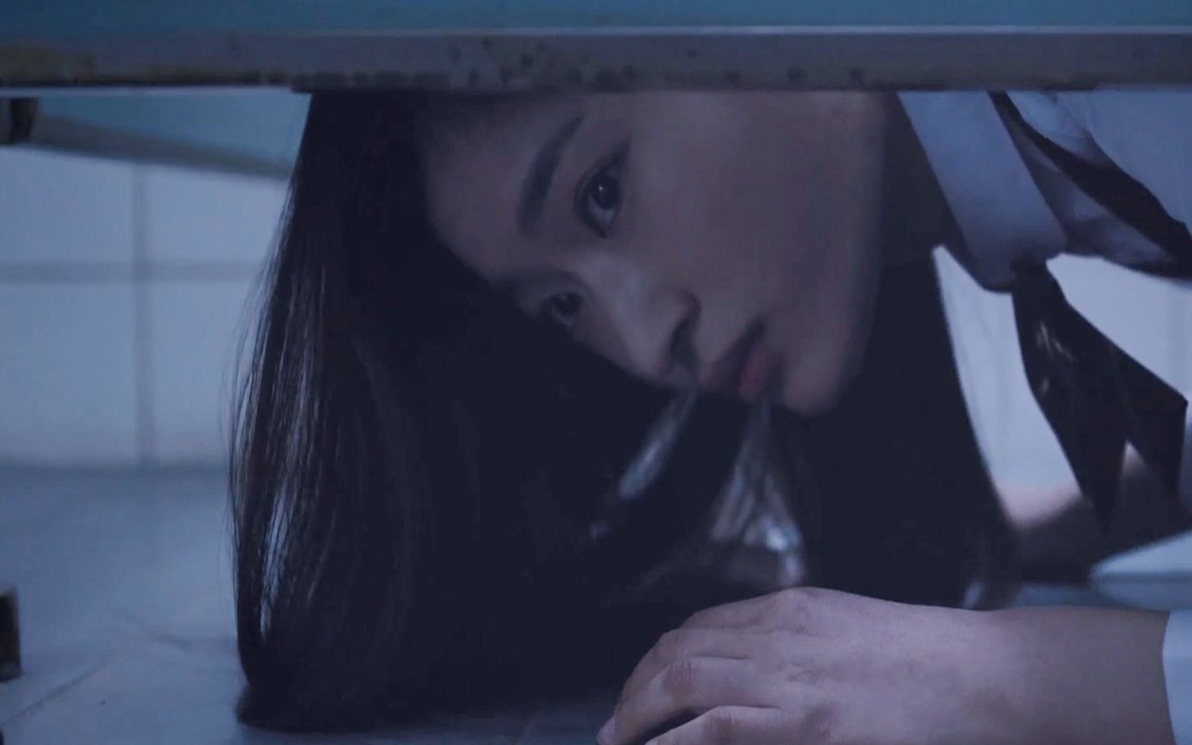 韩国都市怪谈倒立的复仇女鬼会从门底下的缝隙注视你