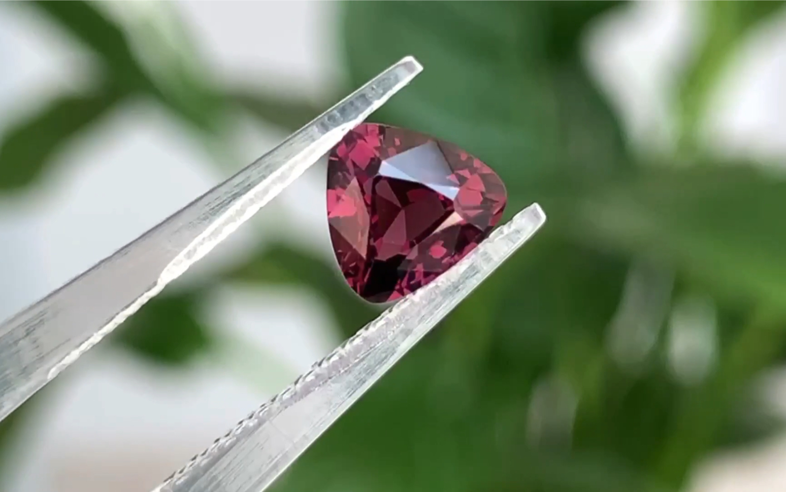 金属紫红色尖晶石