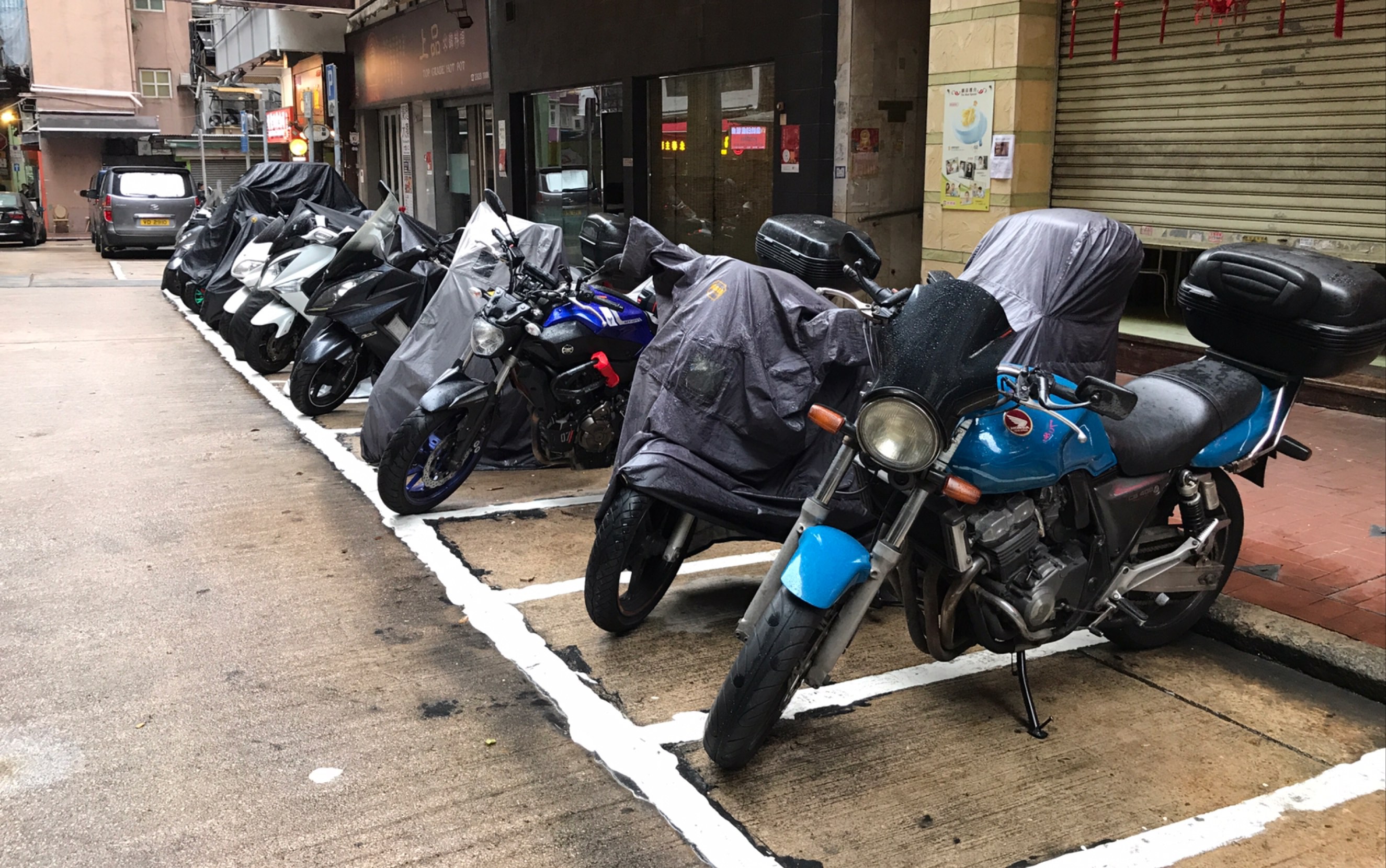 摩旅香港 | 看看在香港是如何停摩托车的?