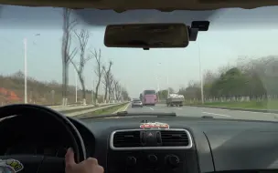 Скачать видео: 看到了这个危险信号，你就不能超车！