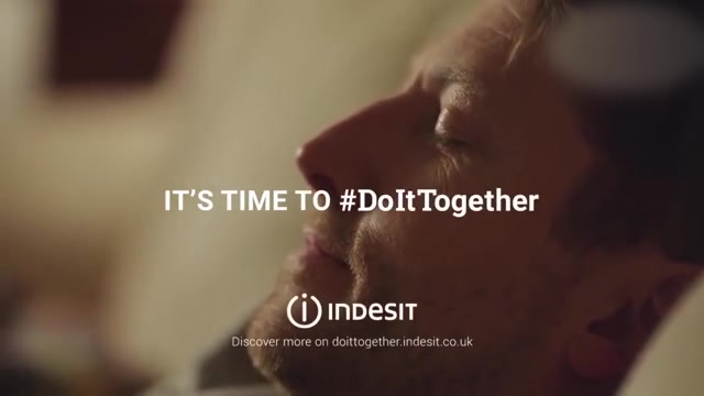 [图]IT'S TIME TO #DoItTogether英国关于做家务的公益广告