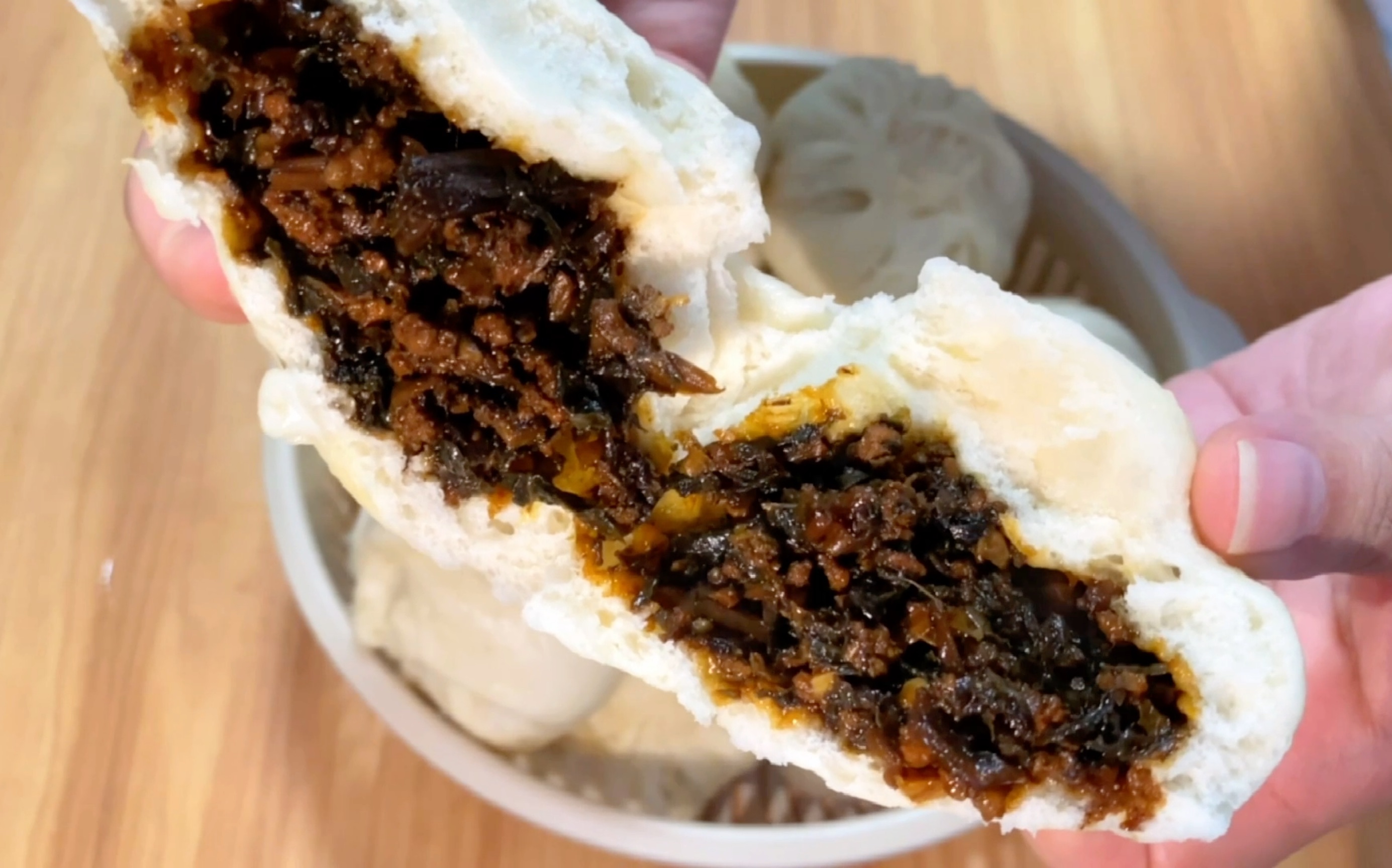 梅菜酱肉包 闺蜜最爱吃的包子啦 妈呀太好吃了吧 快来跟我一起来做吧