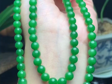 和田玉碧玉阳绿佛珠挂链 俄碧老料 品相完美 无黑点无裂 油润的阳绿色
