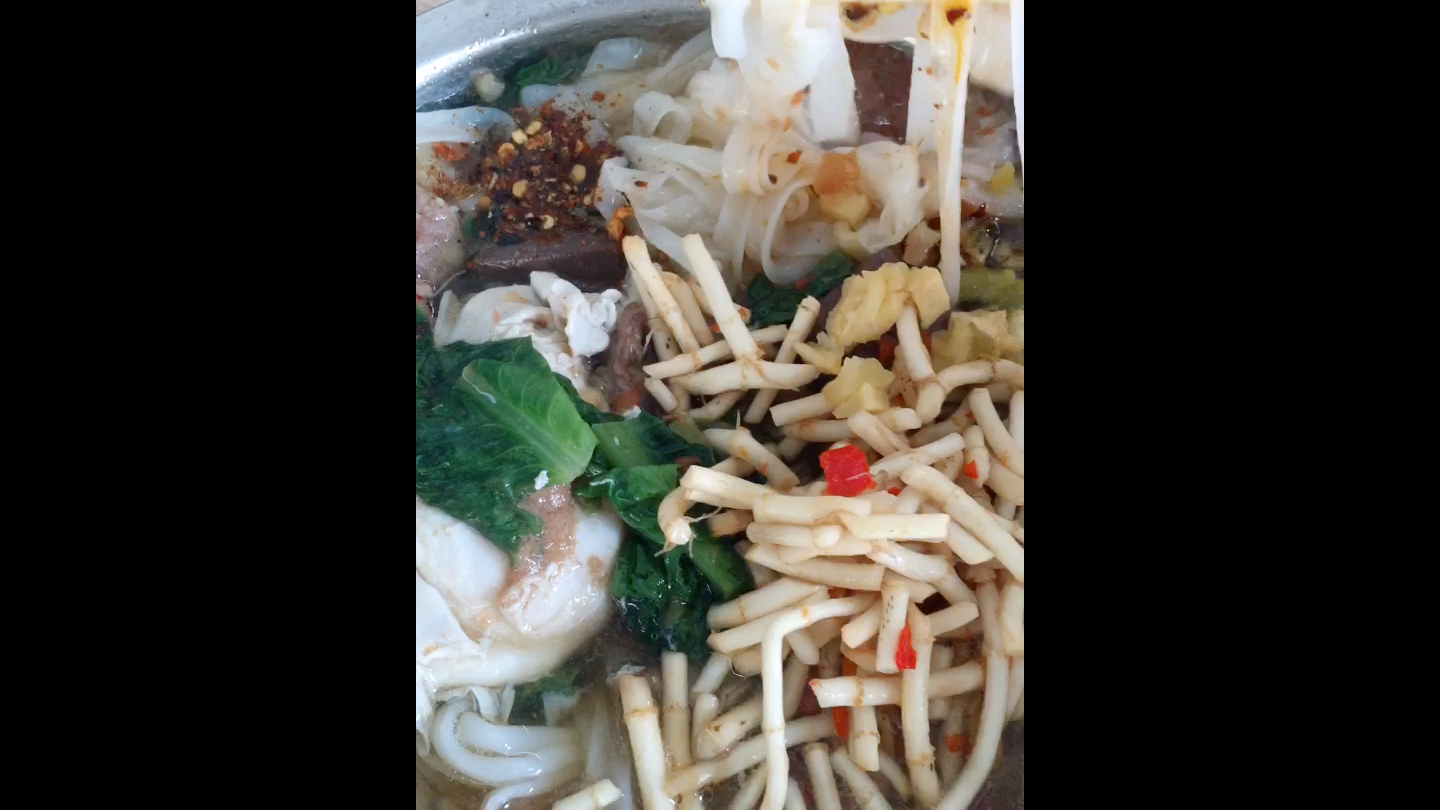 河池市金城江市政府背后的全牛割肉煮粉,现割现煮,牛油味儿十足!