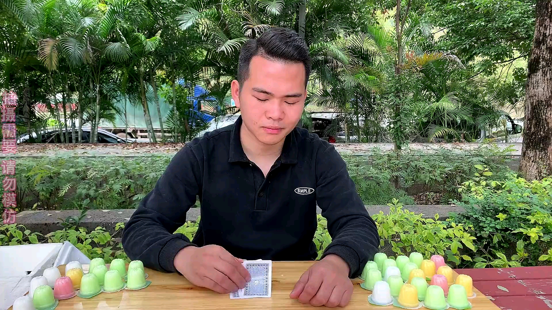 搞笑视频小伙玩炸金花趁我不注意换豹子没想到对方拿到235