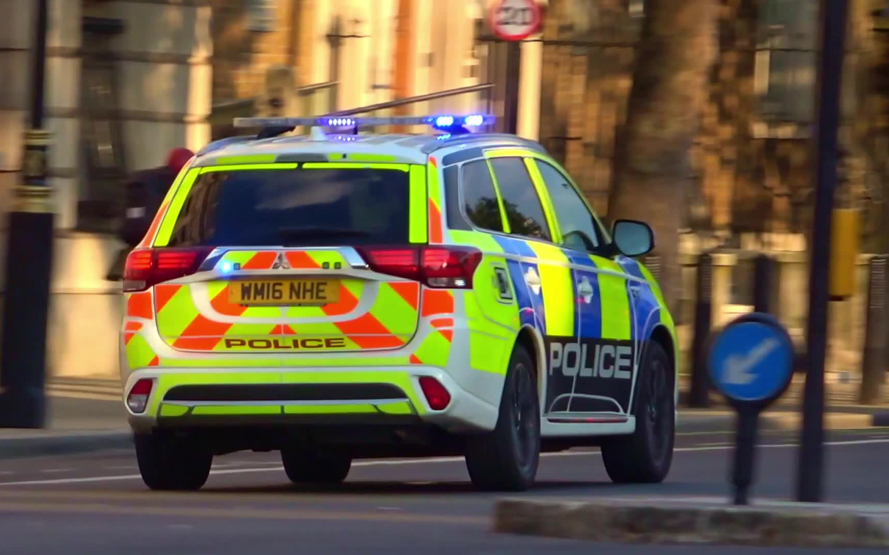 英国大都会警察驾驶培训学校 三菱欧蓝德警车
