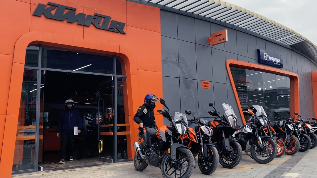 ktm昆明店的大哥们没事遛遛弯