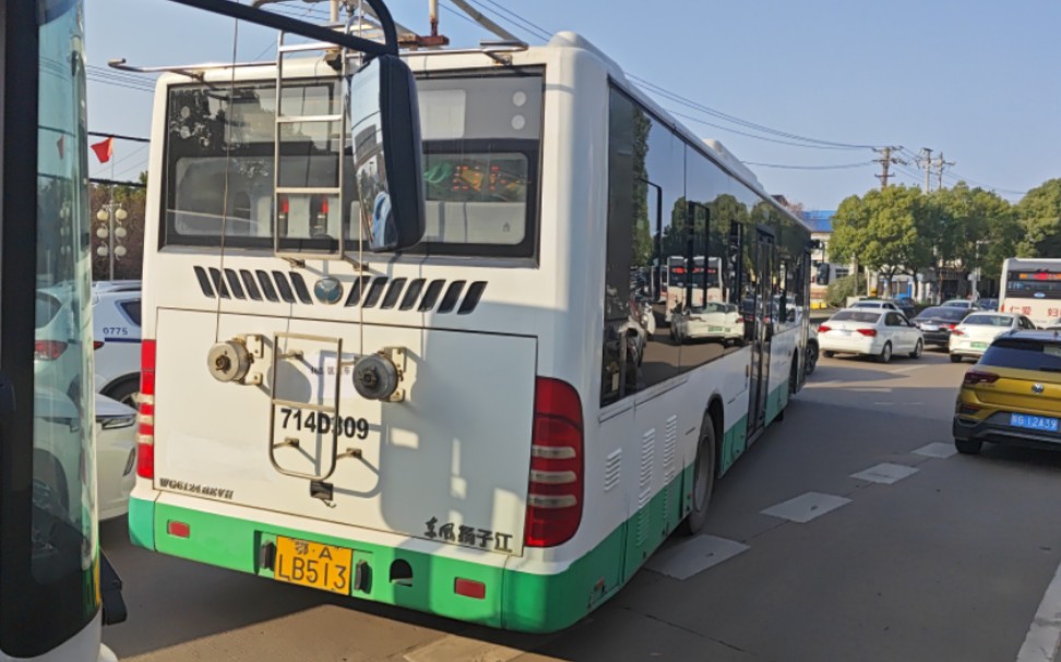 武汉公交402路扬子江在线充无轨电车通过鲁磨路毕阁山