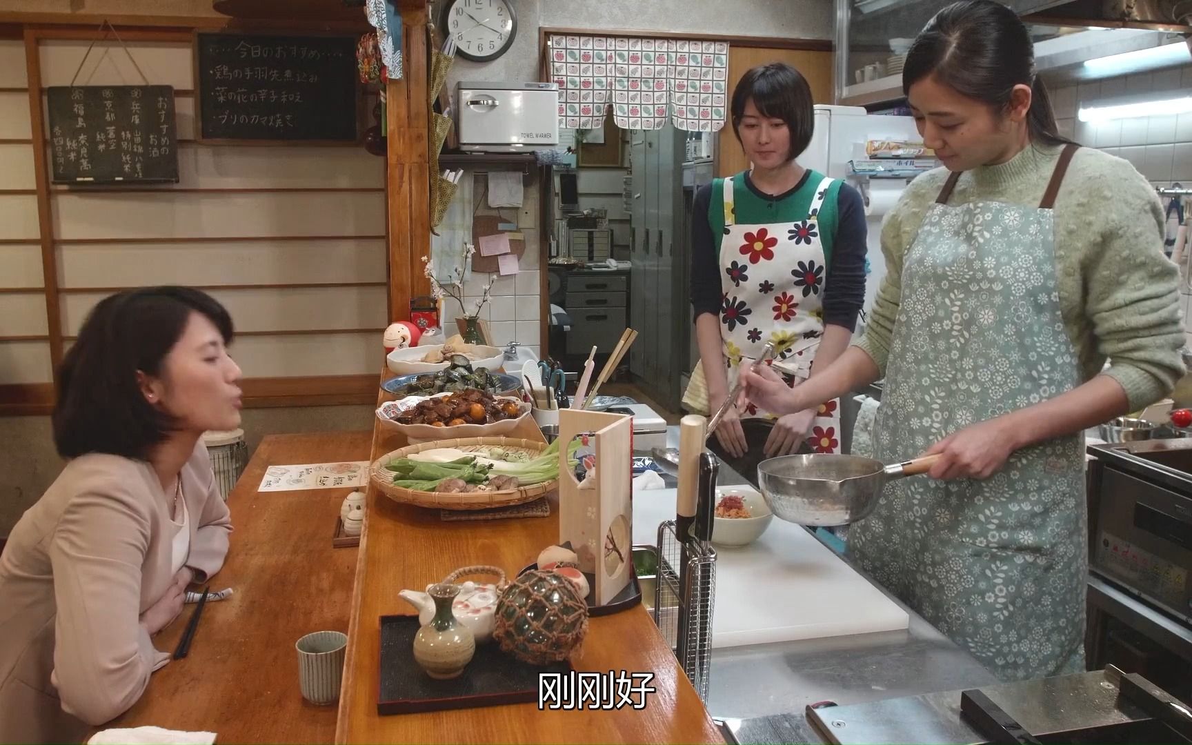 [图]治愈下饭日剧《黑心居酒屋》EP2-1 I 酒：清酒辛口吉乃川 I 料理：卤鸡翅、肉冻、特质茶泡饭